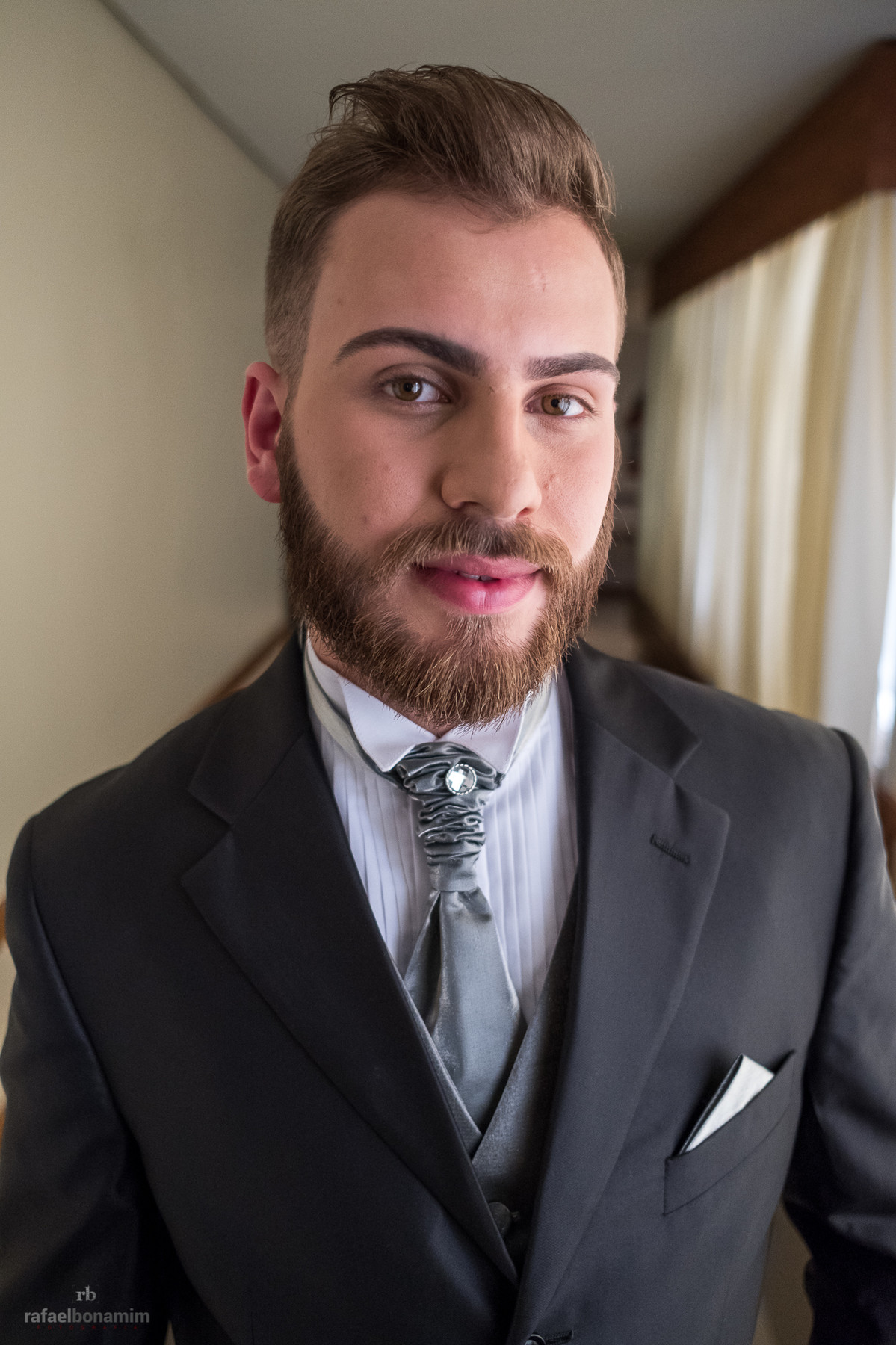 Leonardo o noivo, pronto e esperando a hora de entrar na igreja