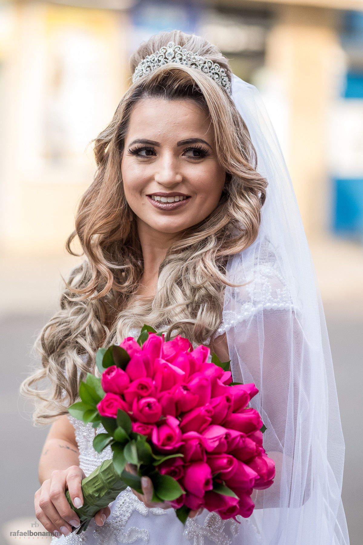 noiva Adriana pronta, com boquê lindo em suas mãos