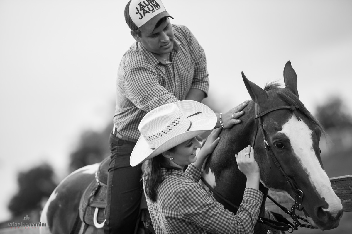 animal sempre bem cuidado, amor sempre expresso, lindo ensaio entre casal, amor a vida toda, cavalo e chapéu