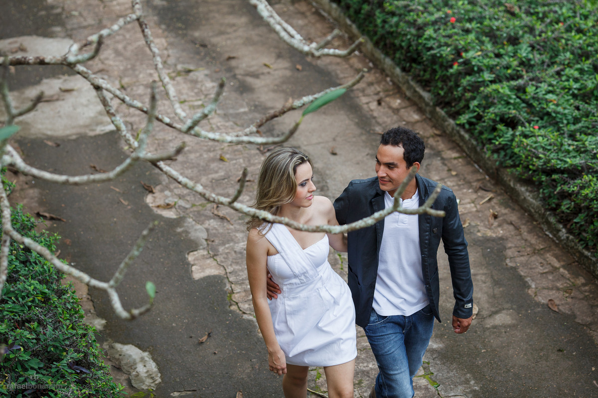 o casal Cássia e Ernesto fizeram o caminho pela calçada, para que o fotografo Rafael Bonamim fizesse suas fotos do pré casamento.