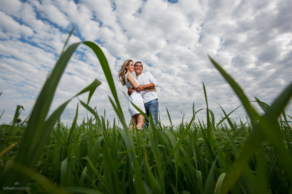 em um lindo dia ensolarado, os noivos fizeram sua sessão pré wedding, em meio a uma plantação de milho a caminho da cidade de Palotina-Pr.