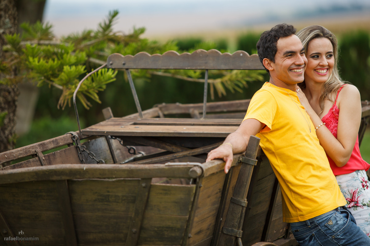 ainda próximos a cidade de Palotina-Pr, em um rancho, o casal foi fotografado em uma carroça antiga.