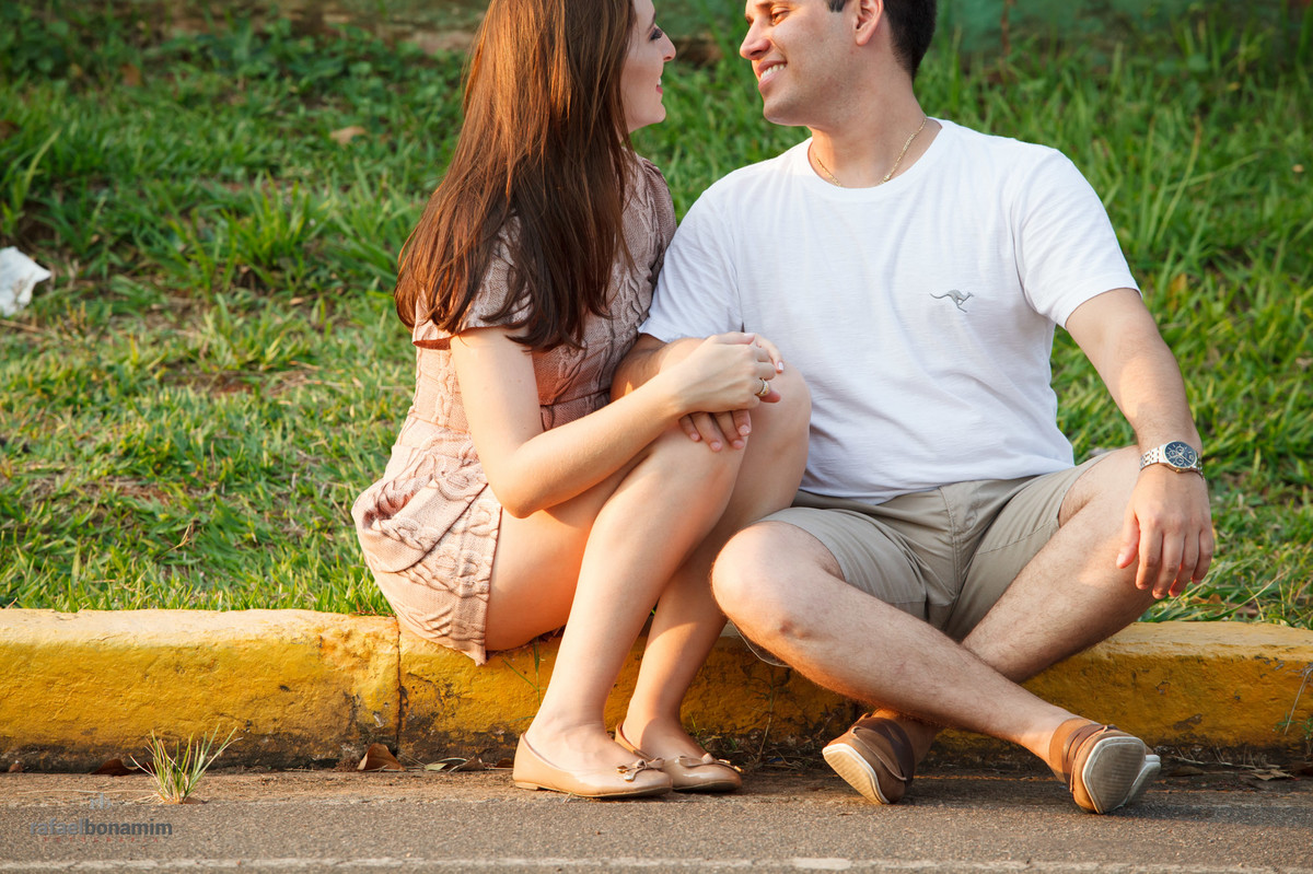sentados e apaixonados