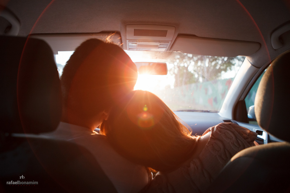 dentro do carro do casal, o fotografo de pré wedding foi realizar as mais lindas fotos \