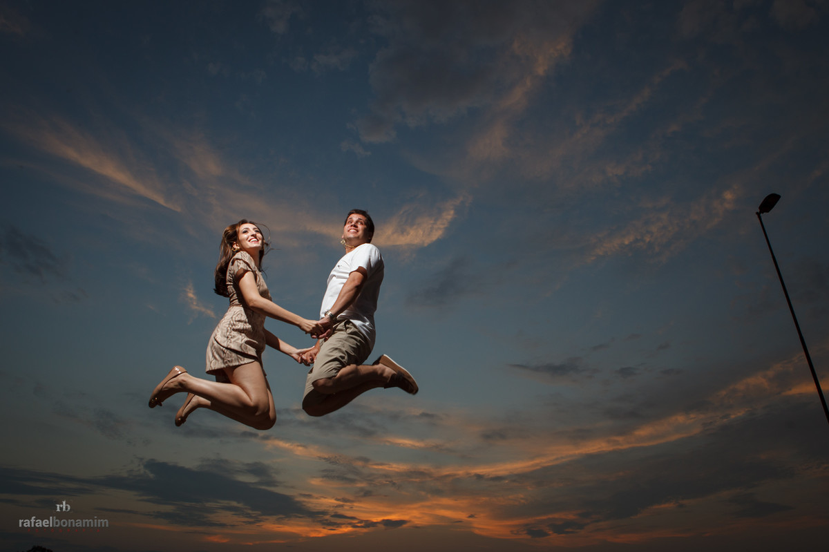 para concluir a sessão pré wedding, os noivos saltaram ao mais alto, visualizando seu casamento que será em Julho de 2016.