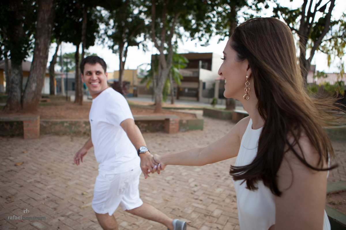 correndo com amor os fotografados, ficam muito a vontade em seu ensaio pré casamento.
