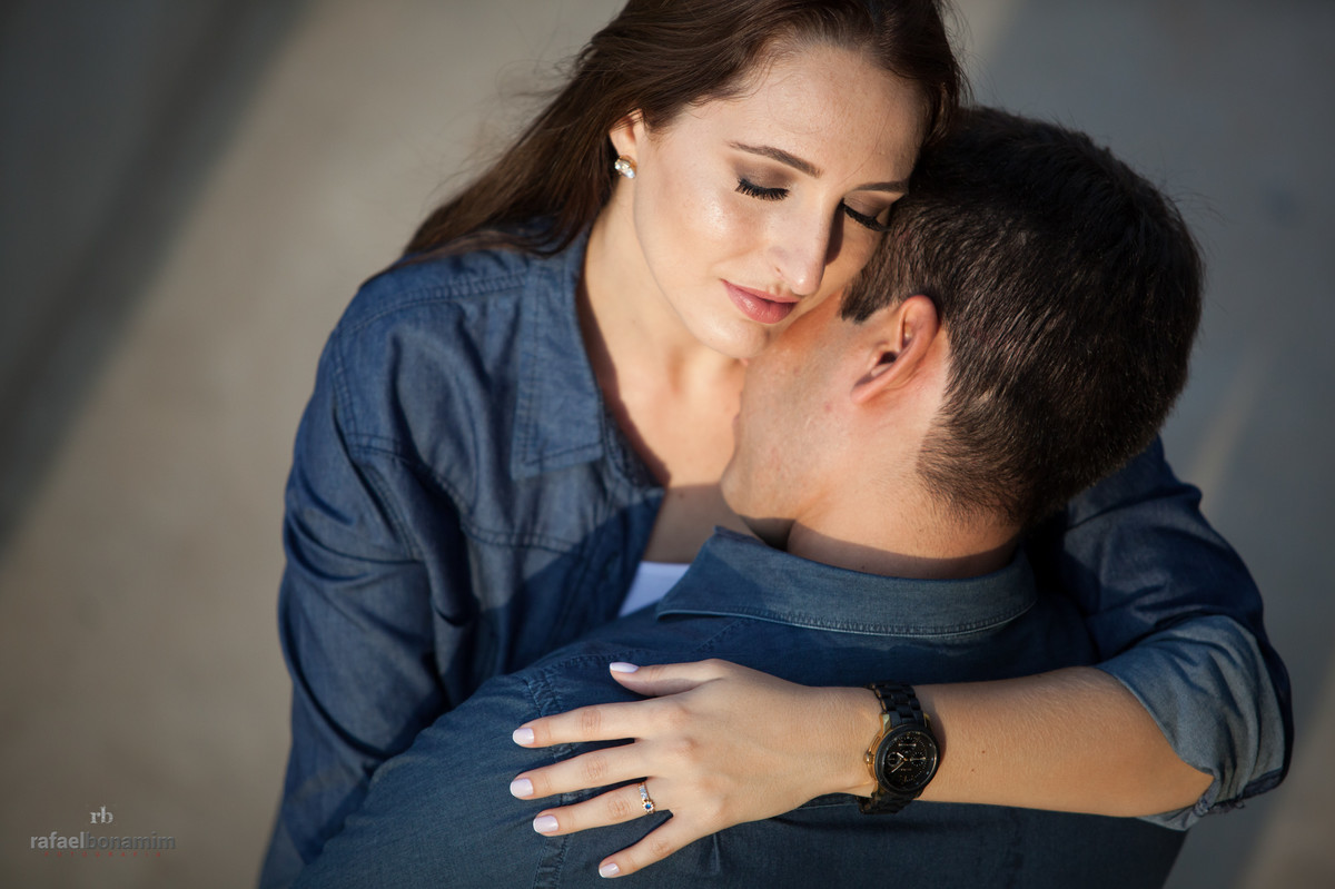a paixão dos dois. fotografia de casal.