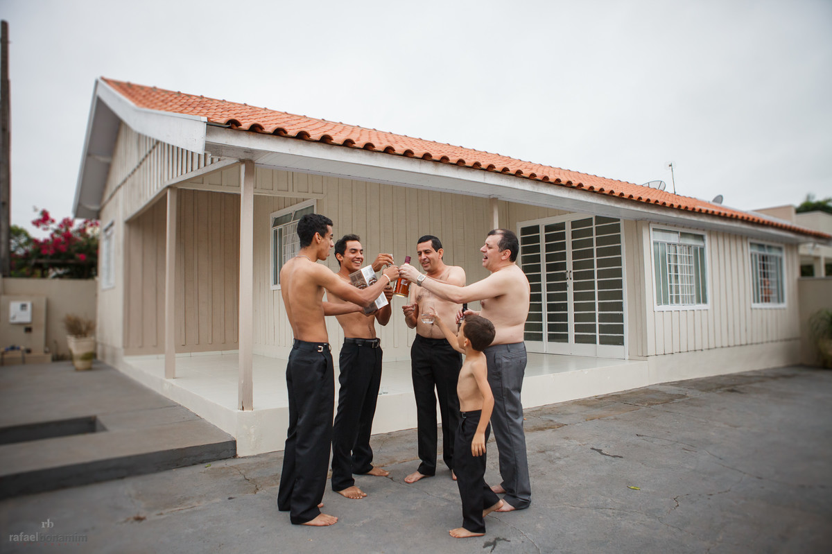 ao brinde, making of do noivo, rafael bonamim estava presente fotografando.