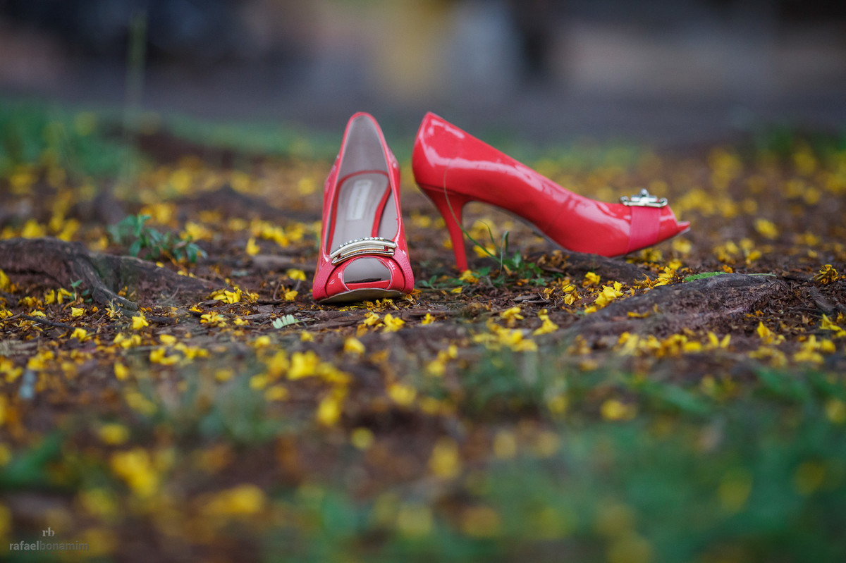 sapato da noiva Cássia de interior do Pr, primavera cai muita flores e o resultado é este.