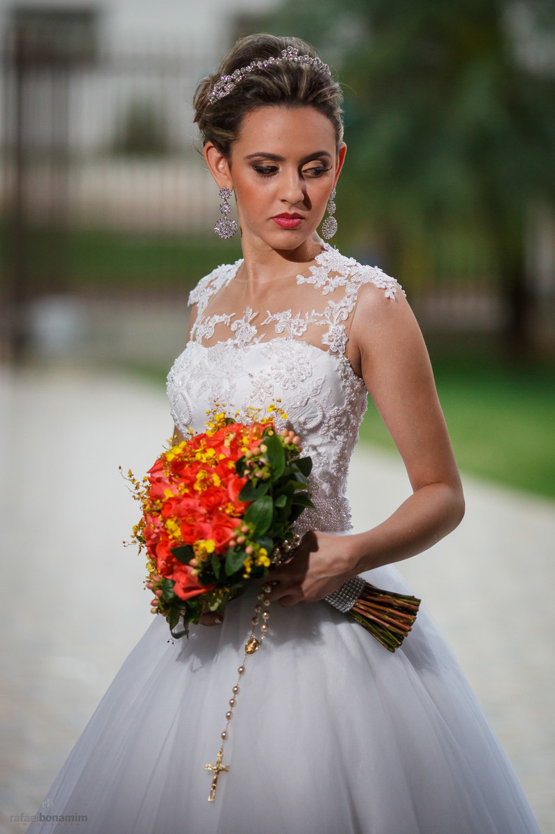 bouquet de cores vermelhas, usou enrolado em seu bouquet um terço lindo, ganhado da mãe do noivo.