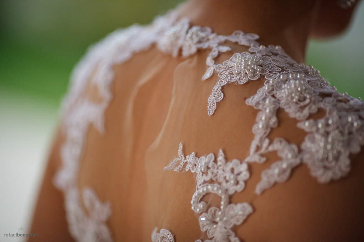 com linda renda foi elaborado seu vestido de casamento, lindas pedras e tecidos finos.