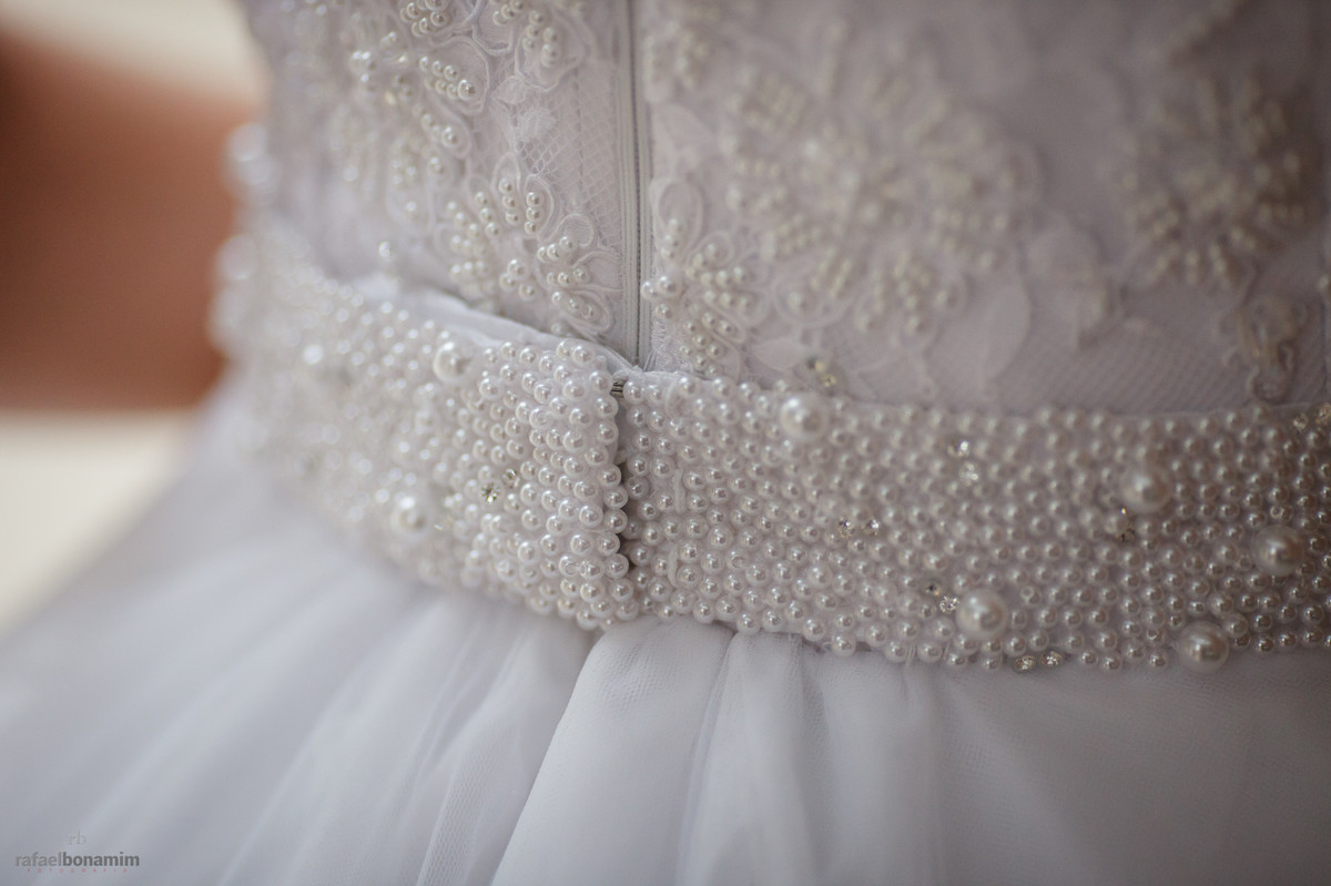 um cinto com pedras brilhantes foi usada como cinto, na linda noiva Cássia.