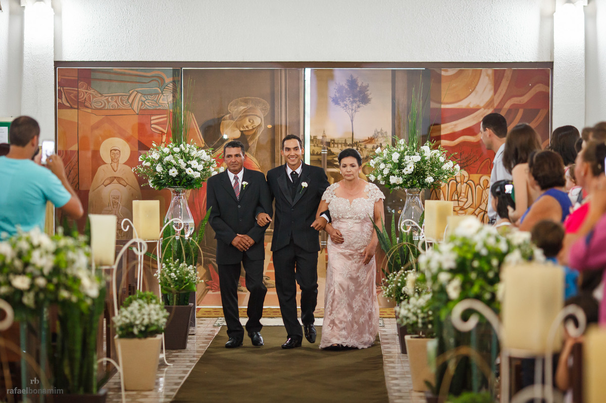 e chega a hora do noivo Ernesto entrar com seus pais na Igreja Santo Antonio em Iporã-Pr