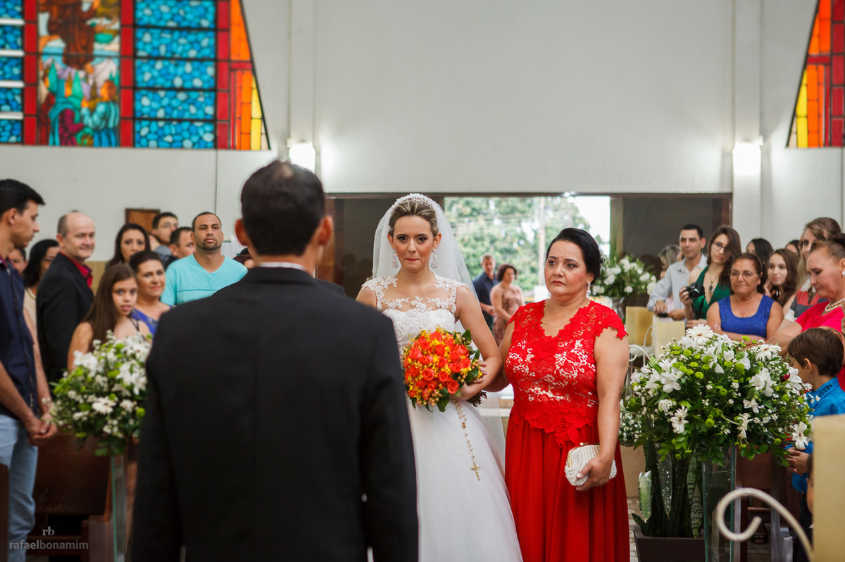 Cassia a noiva muito nervosa na hora da entrega dos seus pais ao noivo.