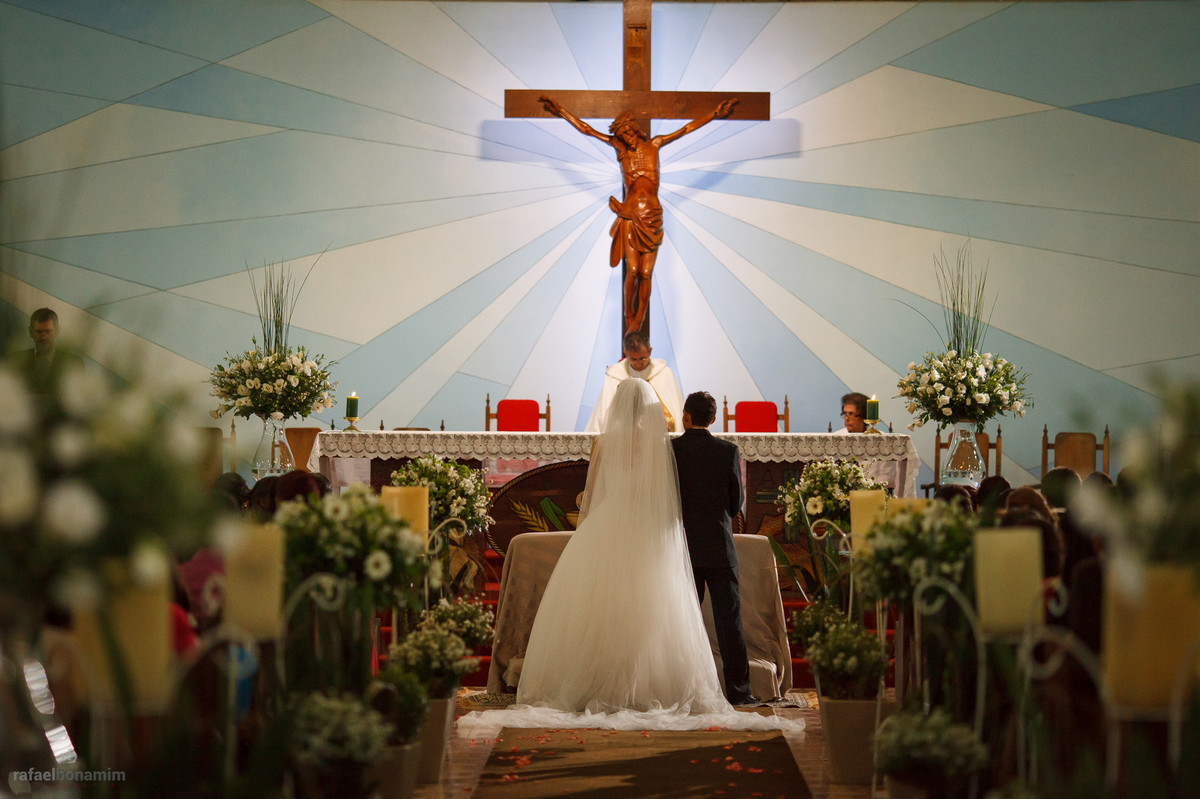 os símbolos da igreja católica aos fundos.