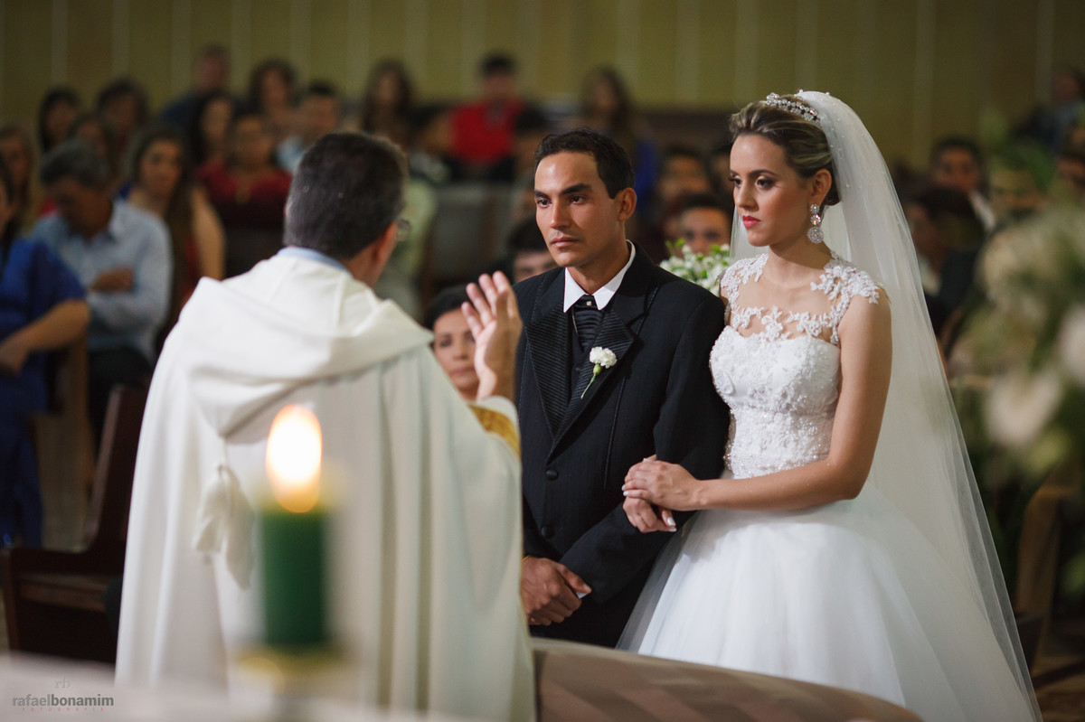 momento de escutar as lindas palavras do padre, a base do compreensão para o casal viver eternamente.