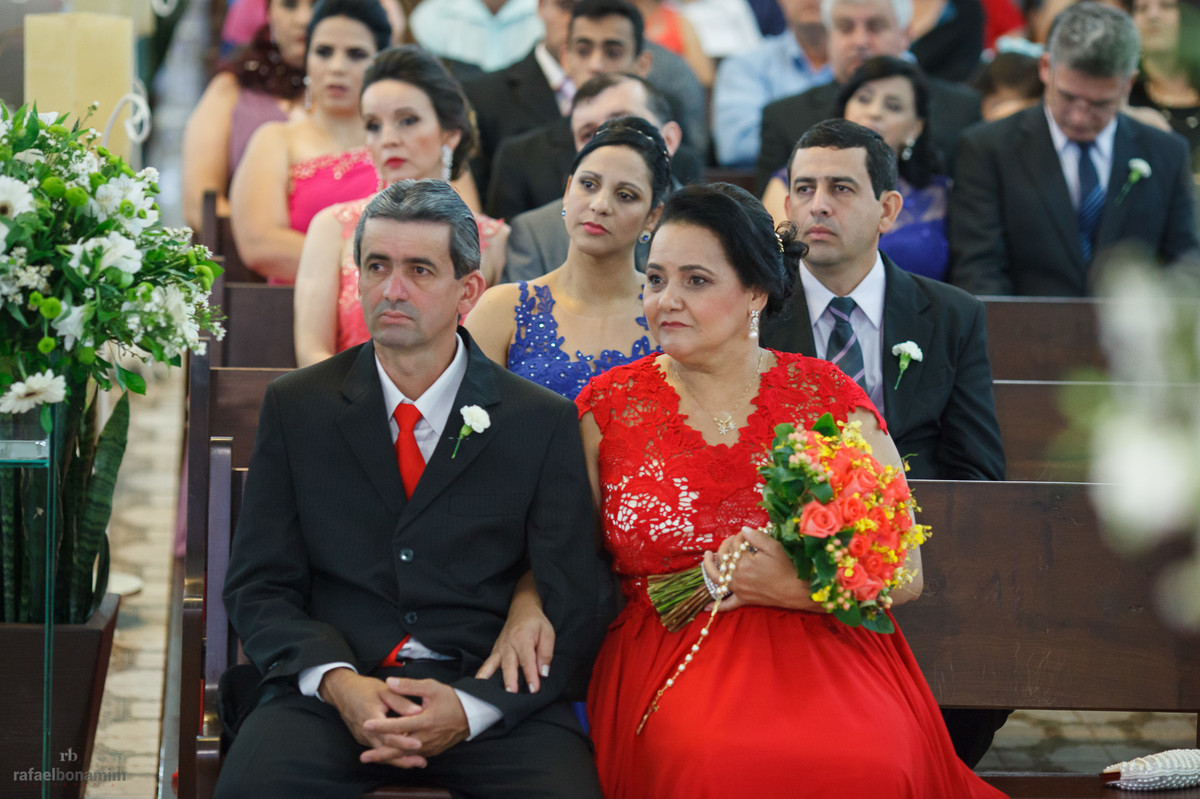 os pais da noiva nem pisca ao ver a cerimonia da filha noiva.