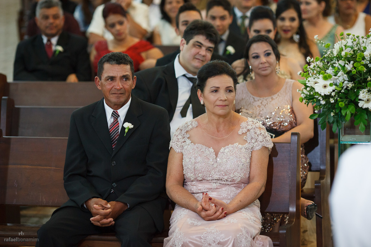 os pais do noivo observando atentamente a cerimonia.
