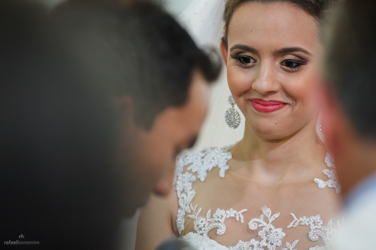 a fisionomia da noiva diz tudo o quanto ela esta contente.