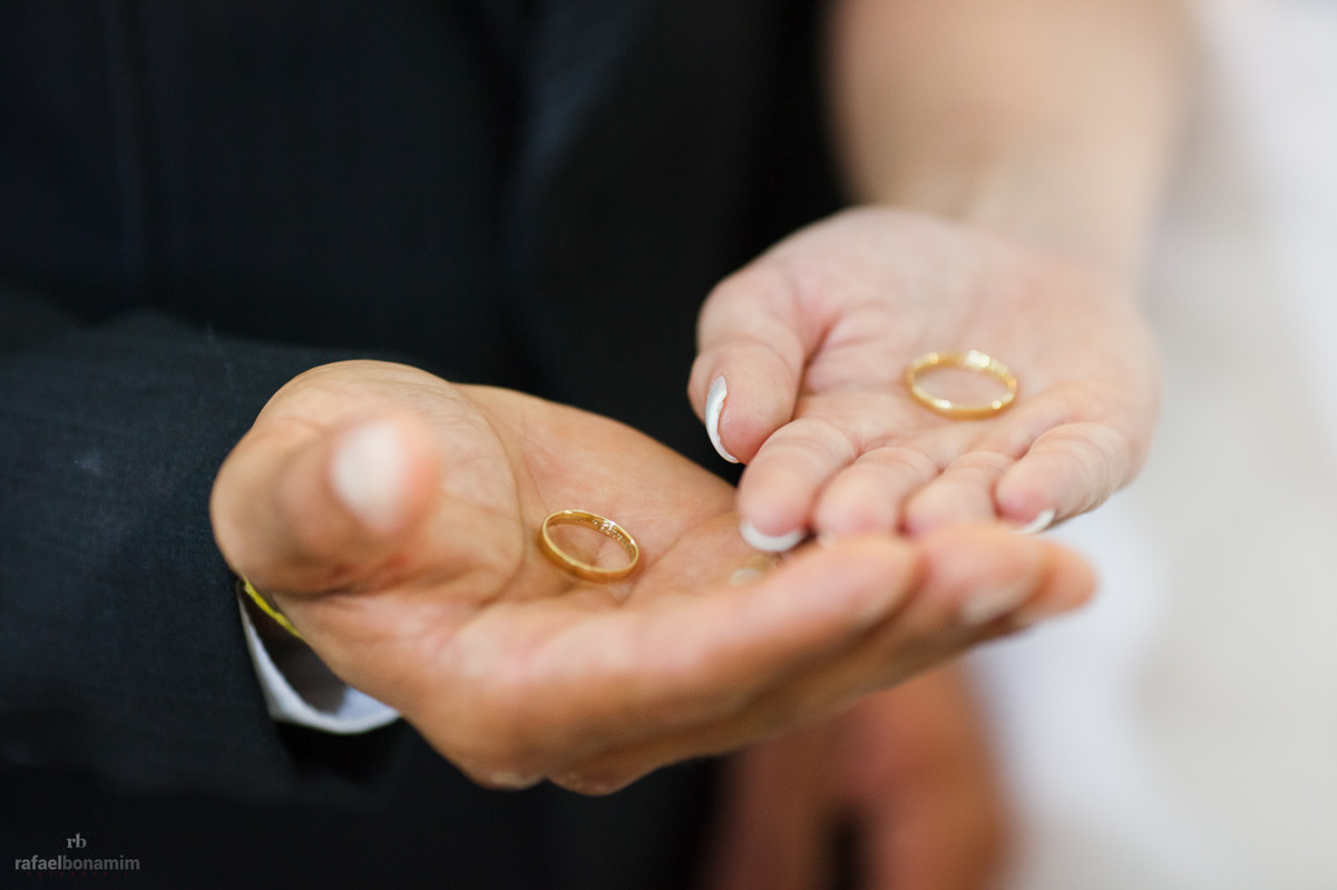 as alianças sendo abençoada, (detalhes)