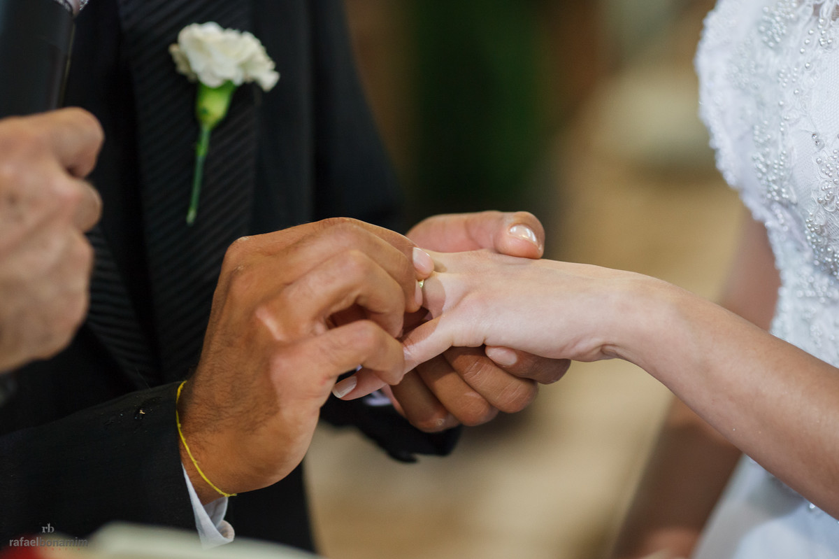 o noivo Ernesto colocado a aliança na sua noiva Cássia