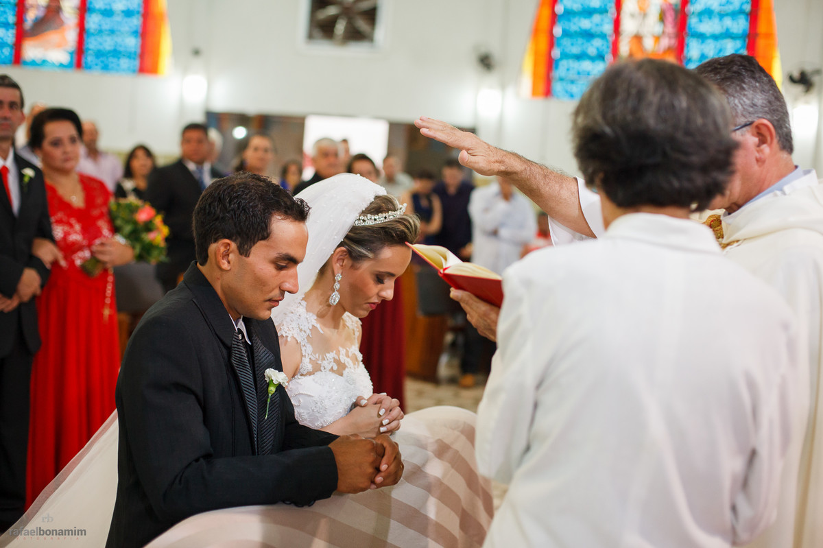 a benção final do casal, e o fotografo Rafael Bonamim atento aos movimentos.