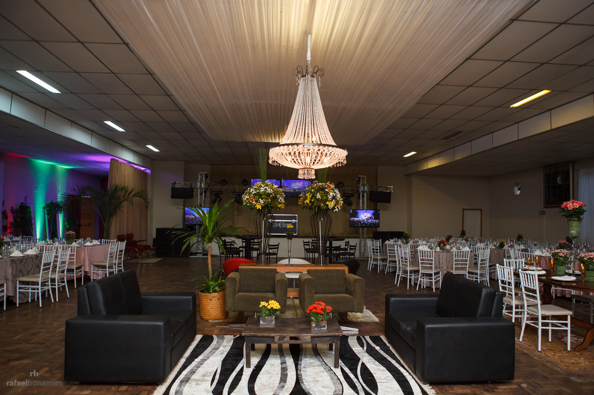 um lustre de pedraria, muito sofisticado, festa realizada no Iporã Clube de Campo.