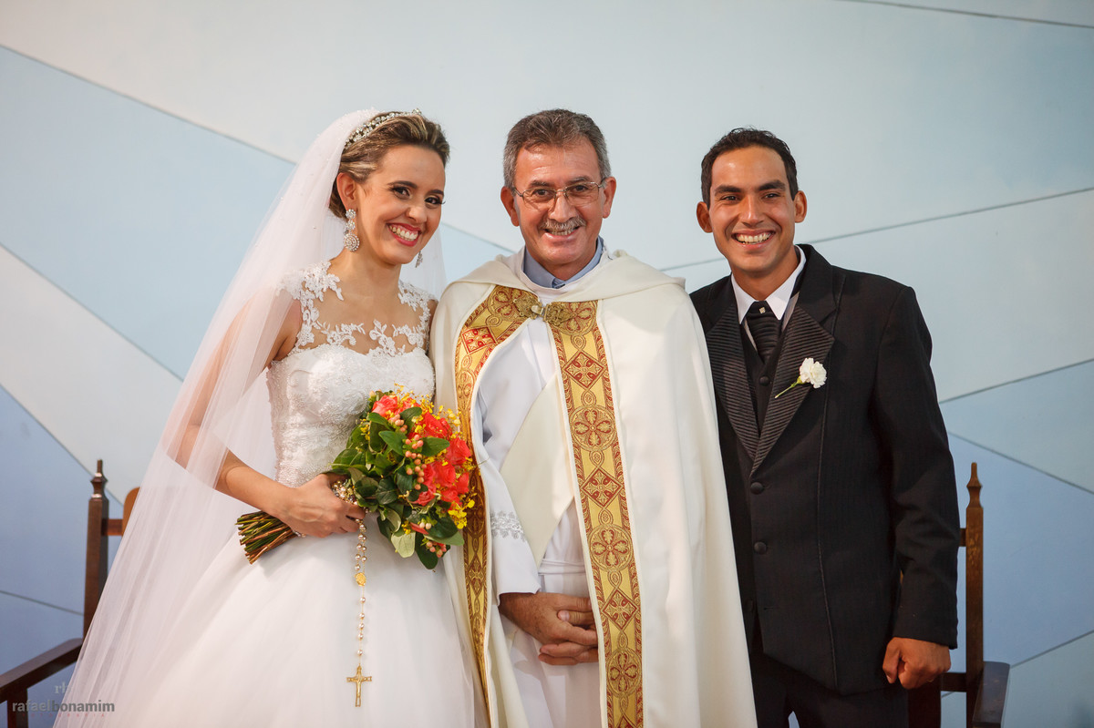 o celebrante tem uma foto com o casal.