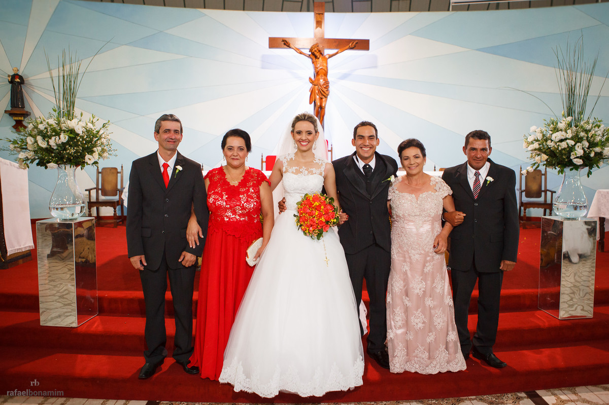 a tradicional foto dos pais com os noivos Cássia e Ernesto