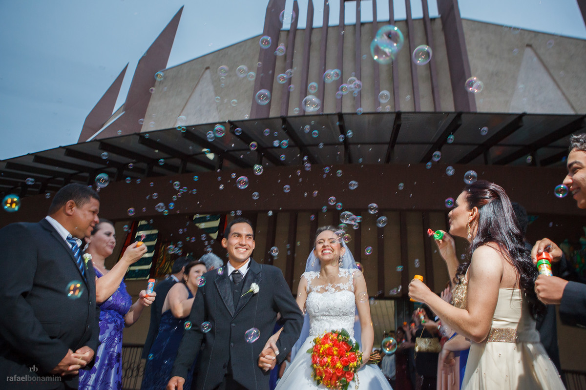 com muitas bolinhas de sabão eles saíram da igreja, muita emoção em seus olhos e sorrisos, a cidade de Maringa foi pequena