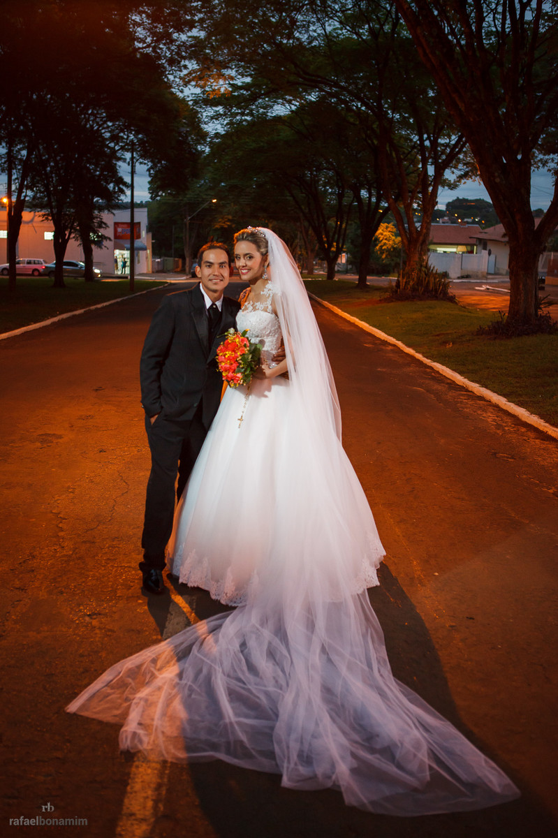 nas ruas da cidade, os noivos parar o transito, com as fotos dos noivos