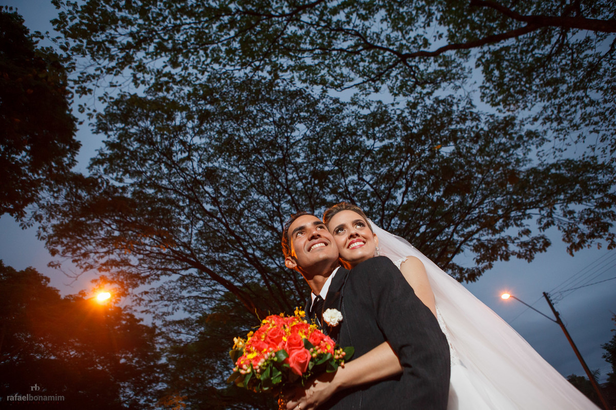 os noivos aproveitaram o lindo por do sol, para tirarem lindas fotos com o fotografo Rafael Bonamim