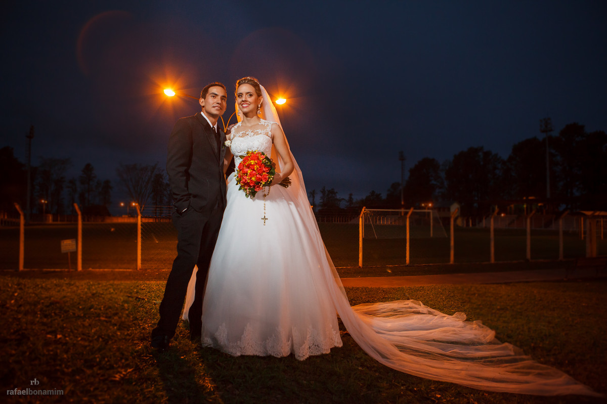 os nubentes entraram até no estadio de futebol da pequena cidade de Iporã