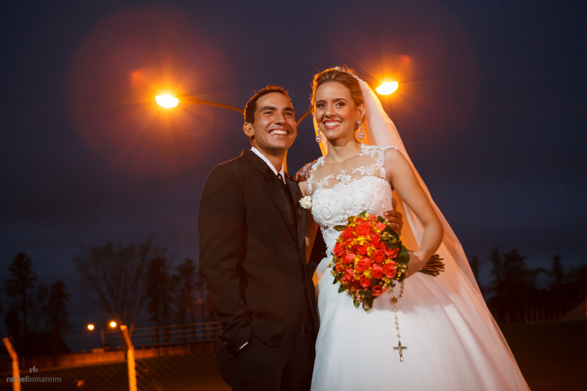 com luzes do estadio de futebol, o casal foi super verdadeiros