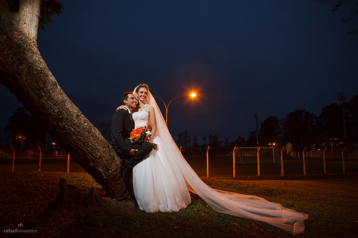 sob a linda luz da lua, Cássia e Ernesto , na cidade de Umuarama ficaram livres a fotografia de casamento.