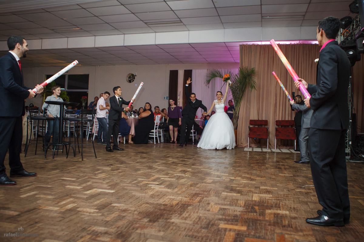 derreteste entra o novo casal ao salão, uma linda musica e muitas palmas ao novo casal.