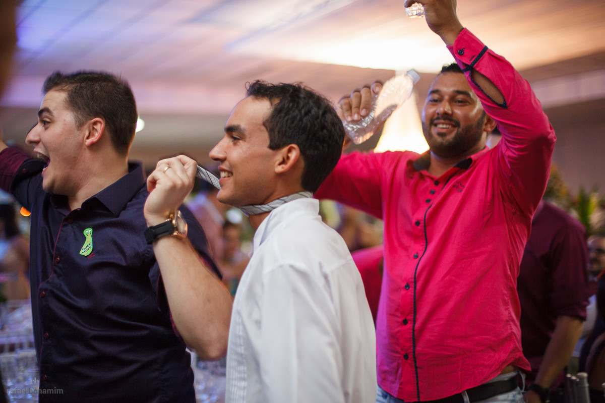Gravata, chegou a hora dos padrinhos, amigos e convidados do noivo ajudarem a arrecadar o dinheiro para lua de mel.