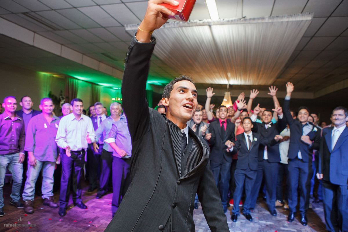 dale um, dale dois e dale três, assim foi a fala do noivo ao lançar o  whisky.