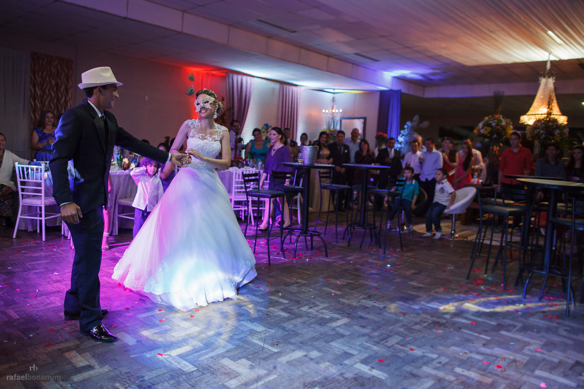 a primeira dano do casal sempre emociona muitos que ali no salão de festa esta,
