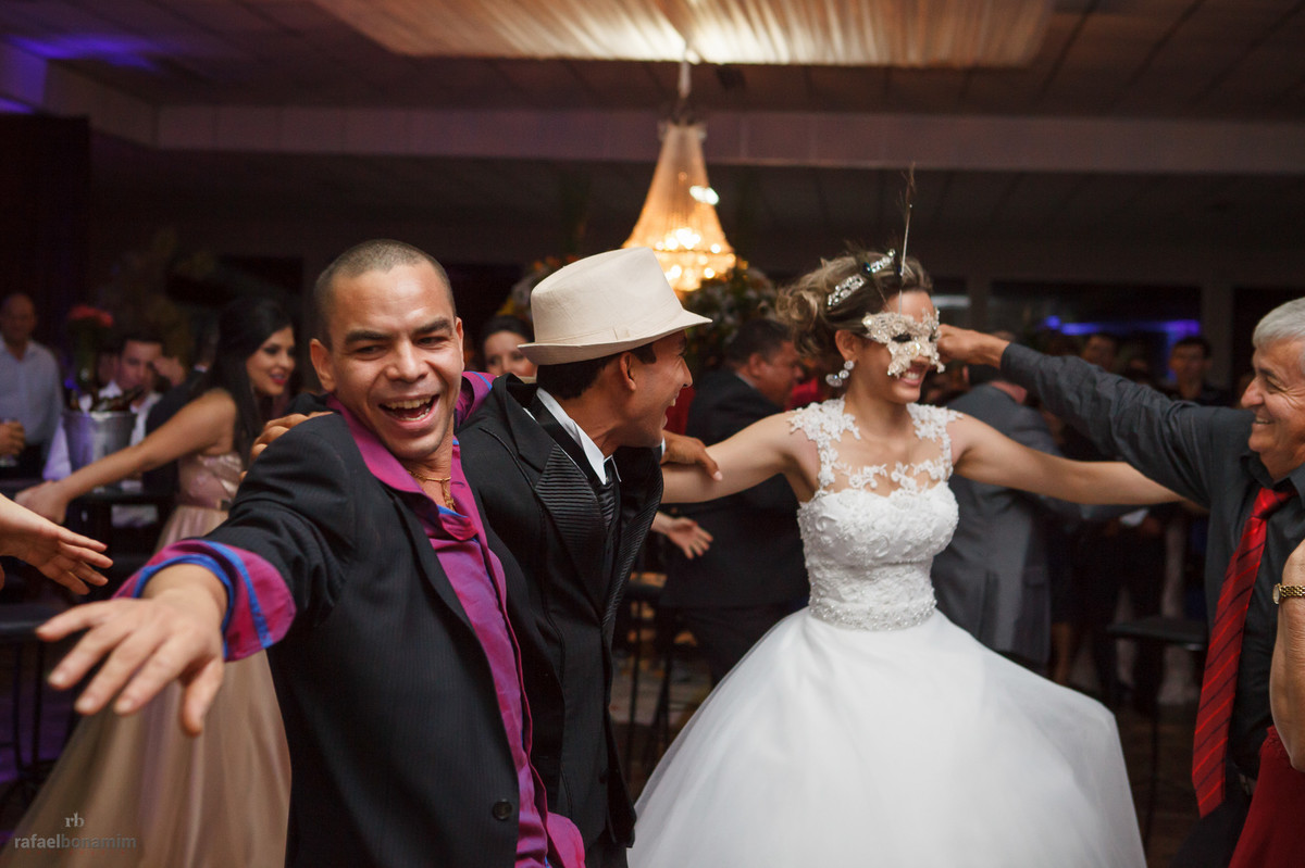 é festa, irmão do noivo exalando felicidade, sabendo que ele quem foi responsável pela linda decoração