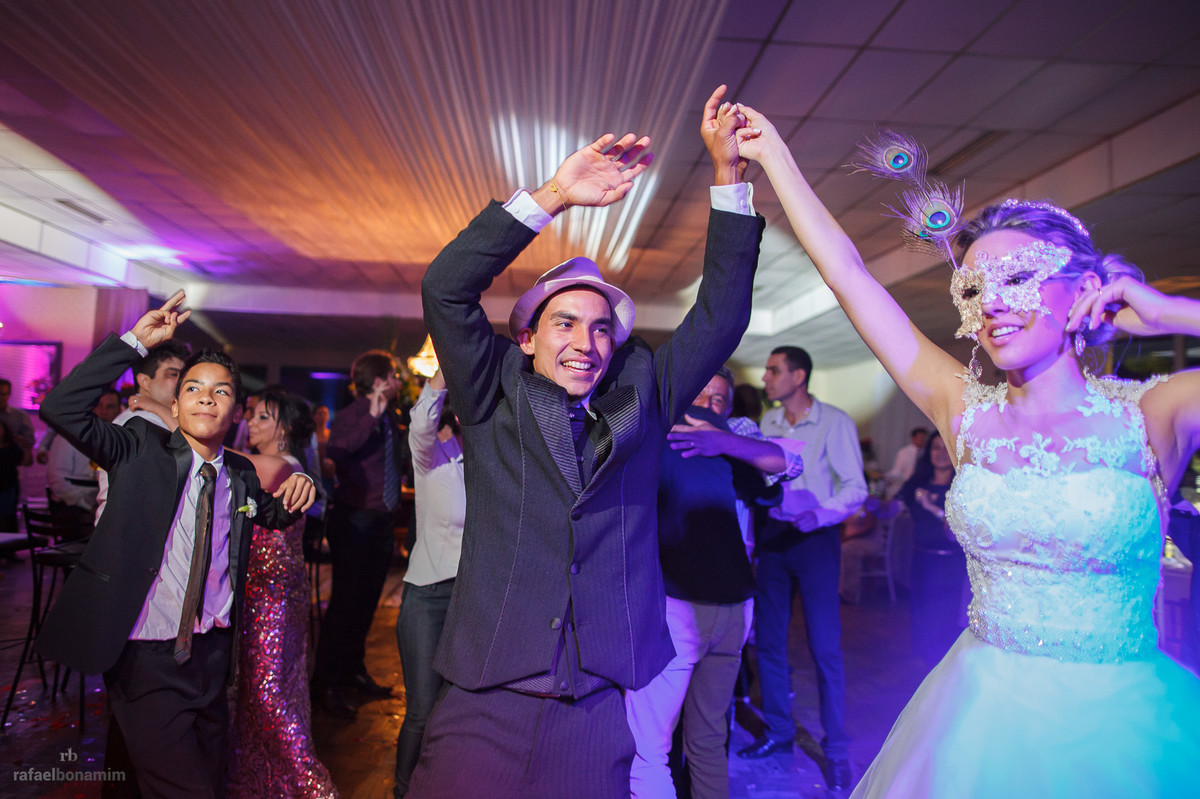 dança dança e foi assim a noite todo na pacata cidade de Iporã-Pr