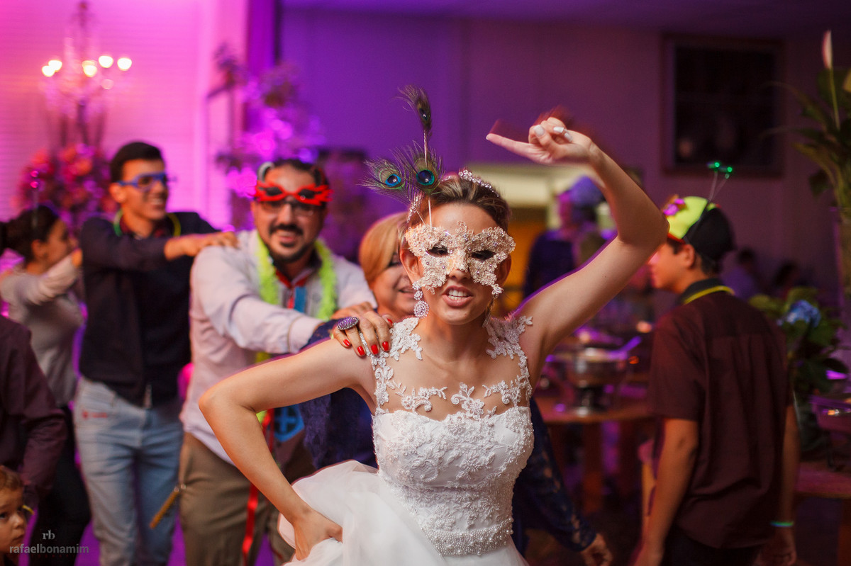 vamos contem toda felidade da noiva com sua linda mascara de festa