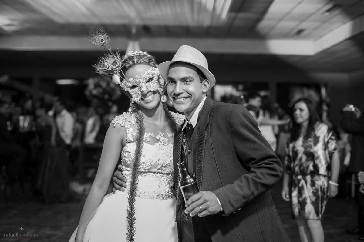 o casal Cássia e Ernesto posando para fotos do fotografo Rafael Bonamim