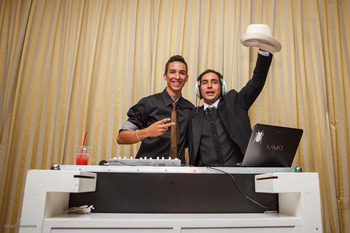 Dj Natá com seu irmão noivo, colocando para quebrar a festa