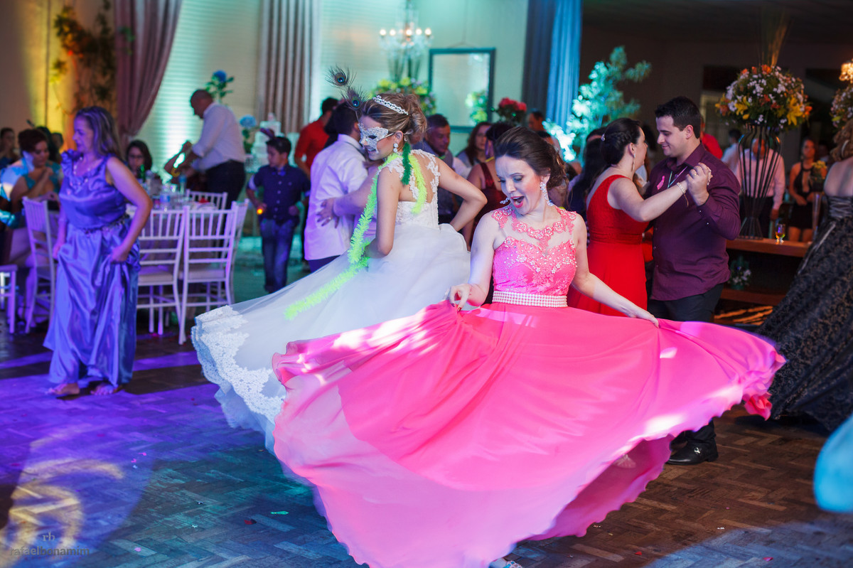 as madrinhas curtindo muito a festa da noiva Cássia