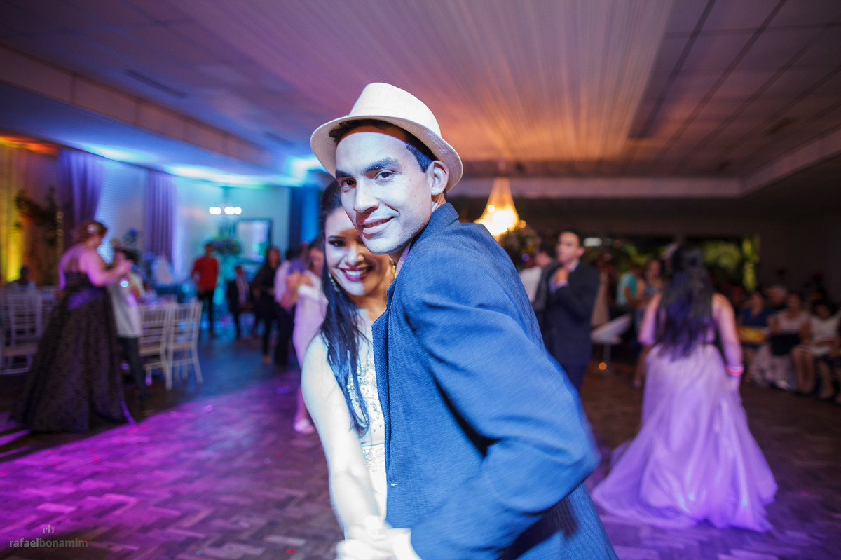 o Noivo Ernesto com sua irmã Vera na pista de dança, no Iporã Clube de Campo, Iporã-Paraná