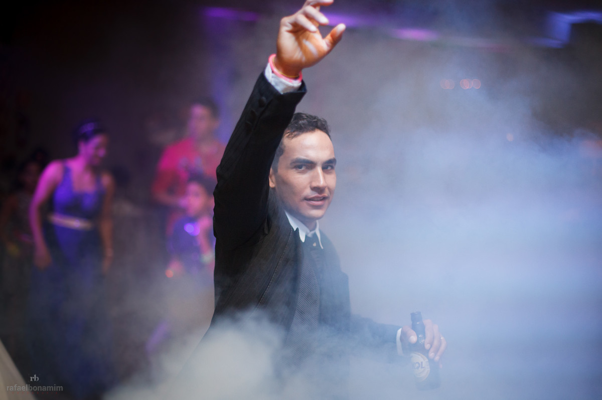 sobre uma suave fumaça o noivo Ernesto deixa seu brilho no oljar