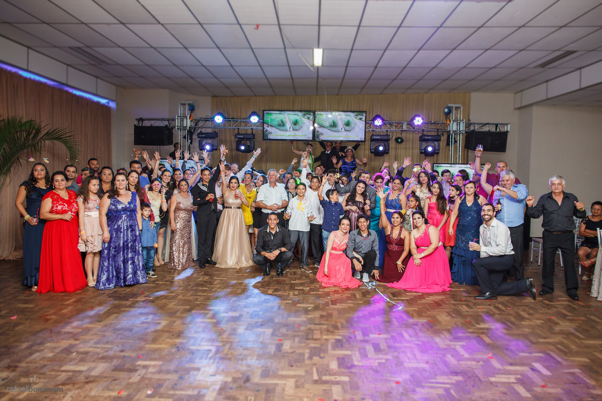 agora fim de festa, toda família, convidados, amigos, irmãos, pais, avos e uma história linda para contar