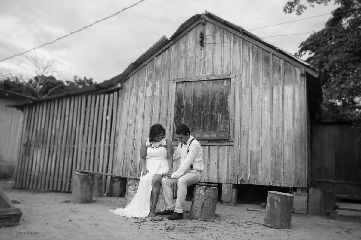 a noiva com seu bouquet e acessórios lindos