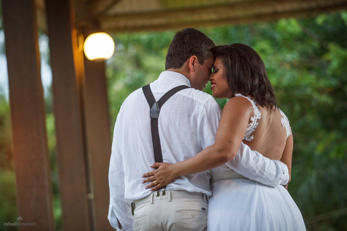 o noivo usava suspensorio e a noiva seu lindo vestido